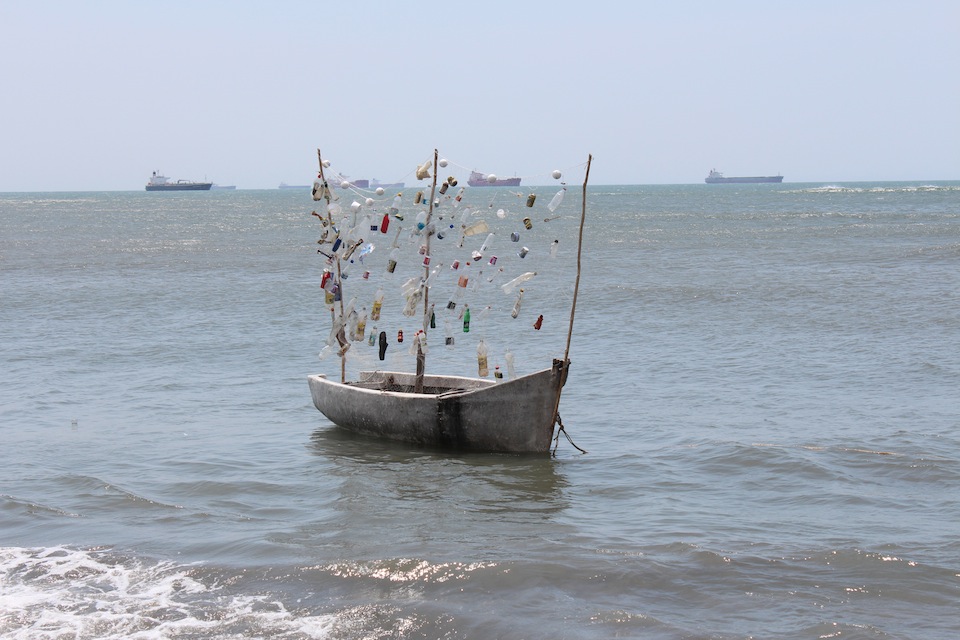 La imagen muestra el barco construido por los pescadores